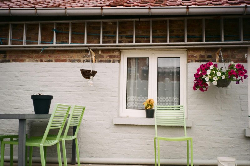 courtyard-garden-zone courtyard garden with distinct zone, with a table and hanging potted plants