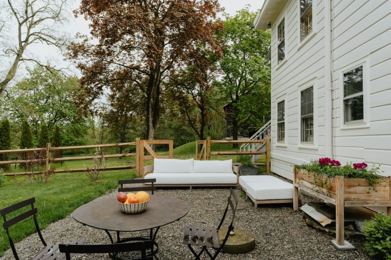designing-with-outdoor-furniture Modern garden with outdoor furniture