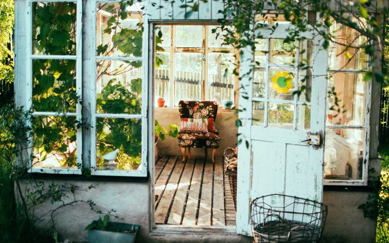 summer-house-long-garden